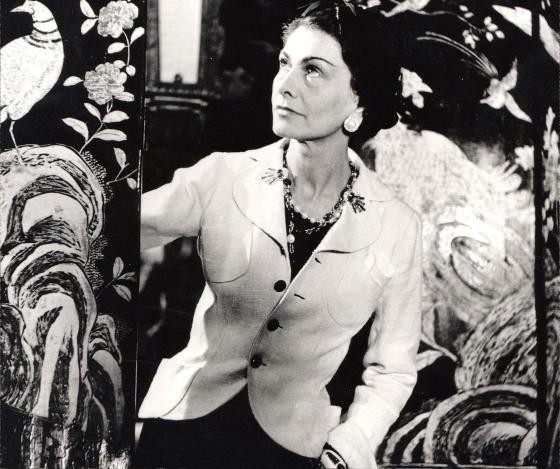 Coco Chanel dans sa "signature jacket"